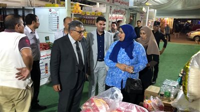 محافظ الدقهلية يتفقد المعرض الدائم للسلع الغذائية بالمنصورة 