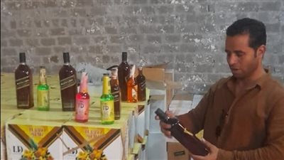  ضبط مصنع خمور مغشوشة في حي الوراق بالجيزة (صور)