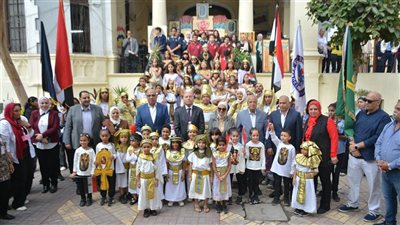 أتوبيس مكشوف وزي فرعوني، مدرسة قصر الدوبارة تحتفل بافتتاح المتحف المصري الكبير (فيديو) 