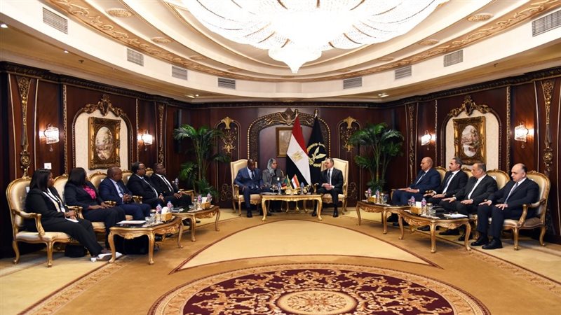 وزير الداخلية يبحث