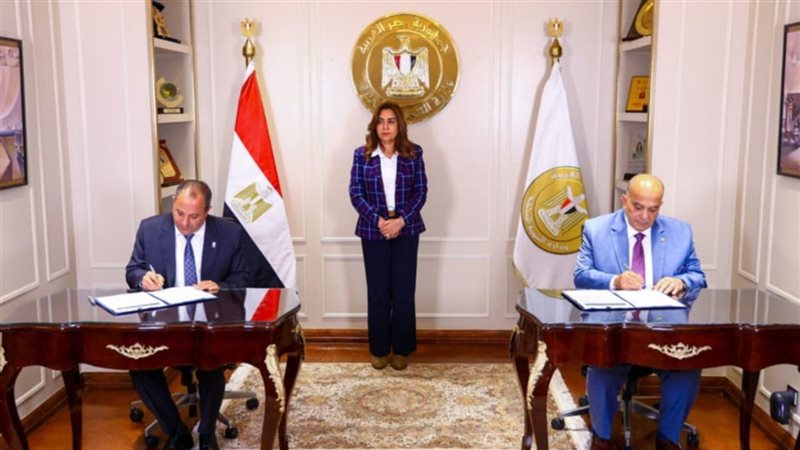  توقيع عقد تقديم