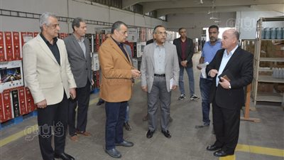 وزير الإنتاج الحربي يتابع مراحل التصنيع بشركة بنها للصناعات الإلكترونية 