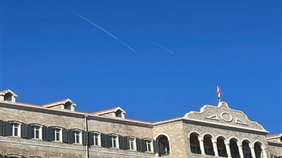 الطيران الإسرائيلي يحلق فوق مقر الحكومة اللبنانية ببيروت (صور)