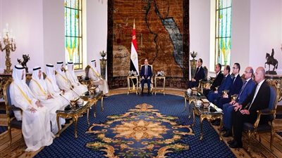 السيسي لـ رئيس وزراء الكويت: نرحب بالاستثمارات الكويتية في كافة المجالات.. ويشدد على التزام الدولة بتذليل أية عقبات وتوفير كافة التسهيلات اللازمة لنجاح المستثمرين الكويتيين في مصر 
