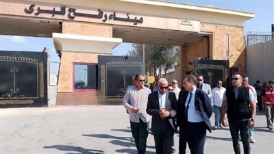 محافظ شمال سيناء يرافق السفير الفرنسي إلى معبر رفح البري