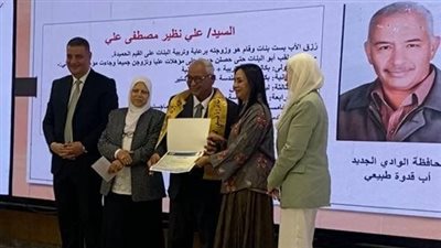 علي نظير يفوز بلقب الأب القدوة بالوادي الجديد بعد رحلة كفاح في تربية 6 بنات