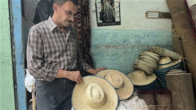 حرفة الأجداد يحييها الأحفاد، فن صناعة الطواقي والأطباق من جريد النخيل بالبحيرة (صور)