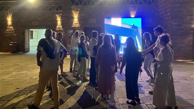 شاهد، سياح أجانب يشاهدون فيلما ترويجيا عن المتحف المصري الكبير بمعبد أبو سمبل 