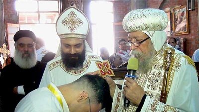 الأنبا إيلاريون يرسم شمامسة جددا للخدمة في إيبارشية البحيرة