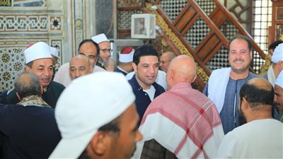 نائب محافظ سوهاج يؤدي صلاة الجمعة بالعارف بالله ويلتقي المواطنين 