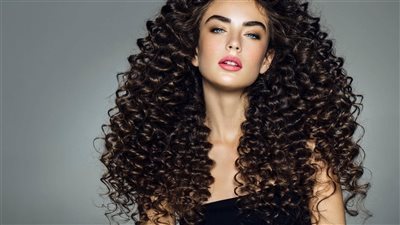 اعرفي الطريقة الصحيحة لاستخدام بوكلات الشعر حفاظا عليه من التكسر