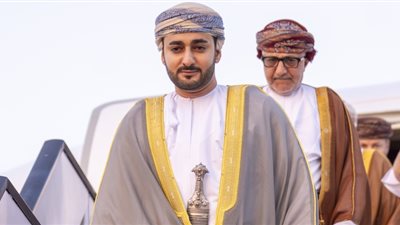 ذي يزن بن هيثم يصل إلى القاهرة للمشاركة في افتتاح المتحف المصري الكبير