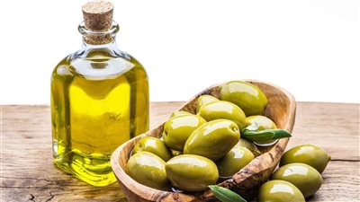 مرطب ويمنع علامات الشيخوخة، فوائد زيت الزيتون للبشرة