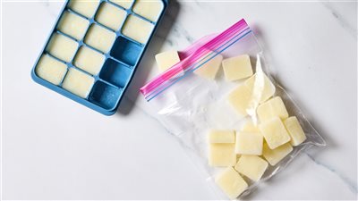 استخدميها صباحا، مكعبات الحليب المجمد لتفتيح وشد الوجه