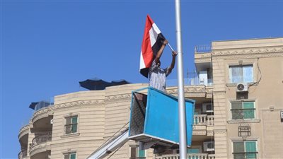 الجيزة تتزين بالأعلام واللافتات استعدادًا لافتتاح المتحف المصري الكبير (صور)