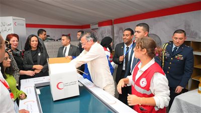 رئيس كولومبيا يزور الهلال الأحمر المصري ويشيد بجهود القاهرة في تقديم المساعدات الإنسانية للفلسطينيين 