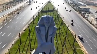 تمثال ضخم بارتفاع 27 مترًا يزين طريق المتحف المصري الكبير (فيديو)