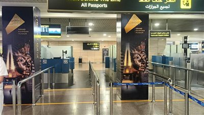 طوارئ في المطارات لاستقبال ضيوف المتحف المصري الكبير.. تجهيز شاشات عرض وحملة ترويجية على رحلات مصر للطيران.. وإلغاء الراحات في الجمارك