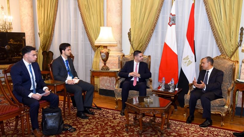 وزير الخارجية مع