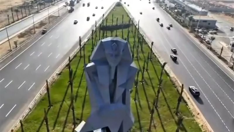 التمثال الجديد