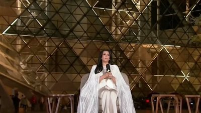 بإطلالة فرعونية، مني الشاذلي تتألق في حفل افتتاح المتحف المصري الكبير