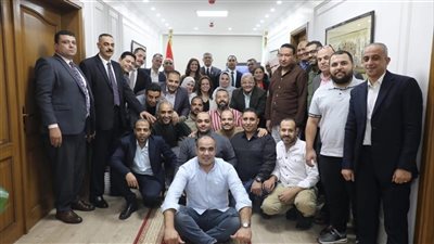 محافظ الجيزة يلتقط الصور التذكارية مع المشاركين في تجهيزات افتتاح المتحف الكبير