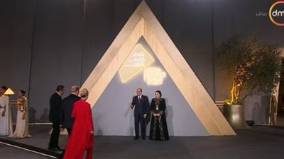 السيسي وقرينته يستقبلان الوفود على أنغام المقطوعة الخالدة 