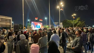 مصريون وأجانب يشاهدون حفل افتتاح المتحف الكبير من الدقي (فيديو وصور)