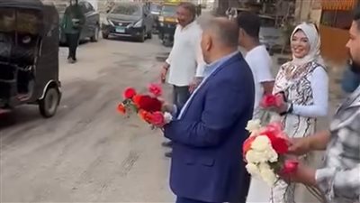 رئيس مدينة الحوامدية يوزع الورود على المواطنين احتفالًا بافتتاح المتحف الكبير (صور)