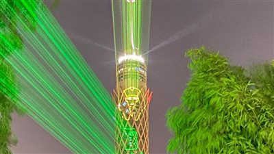 برج القاهرة يتزين بعبارة GEM Grand Opening في حفل افتتاح المتحف الكبير (صور)