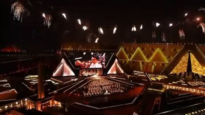 بعد إعلان السيسي افتتاح المتحف المصري الكبير، الألعاب النارية تضيء سماء الصرح التاريخي
