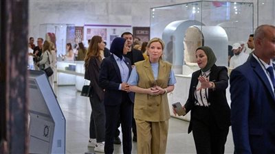 وفد روسي بقيادة وزيرة الثقافة يزور متحف الحضارة ويتجول بحى مصر القديمة