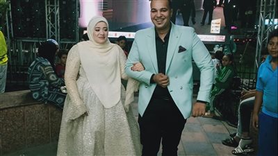 عريس وعروسه يحتفلان بزفافهما تزامنًا مع افتتاح المتحف المصري بالقليوبية 