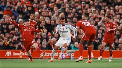 ليفربول يتقدم على أستون فيلا بهدف محمد صلاح في الشوط الأول 