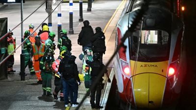 شهود عيان يروون تفاصيل مروعة عن هجوم القطار في ليلة الهالوين ببريطانيا (فيديو)