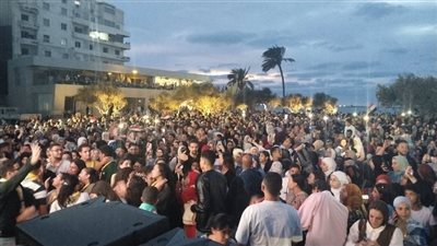 مرددين هتافات بنحبك يا بلادي، مئات المواطنين بالإسكندرية يحتفلون بافتتاح المتحف الكبير