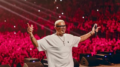 بقلادة مفتاح الحياة، 15 صورة ترصد حفل عمرو دياب في دبي 