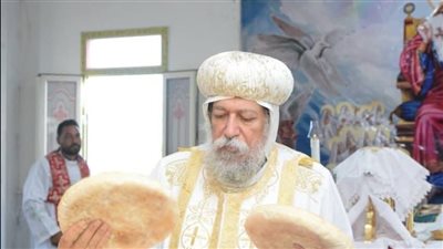 الأنبا إيلاريون يدشن أواني المذبح ويرسم شمامسة جددا لكنيسة العذراء