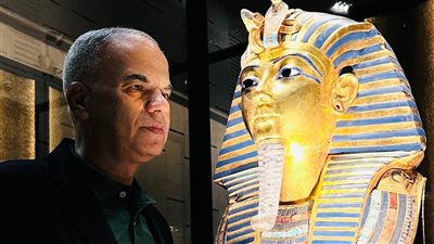 لحظة وضع قناع توت عنخ آمون بقاعتيه بالمتحف المصري الكبير (صور)