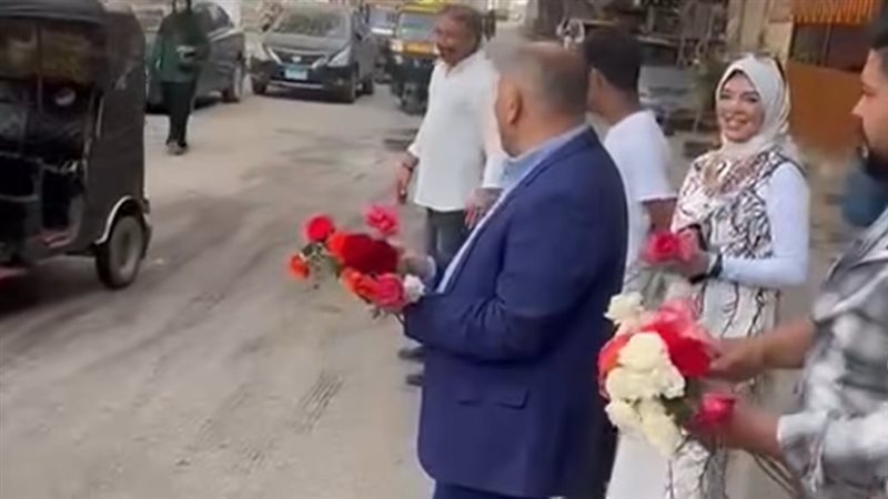 توزيع الورود على