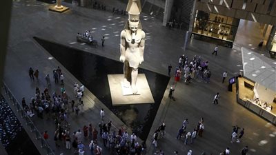 السياحة توضح حقيقة إلقاء أغطية المتحف المصري الكبير حول السور الخارجي
