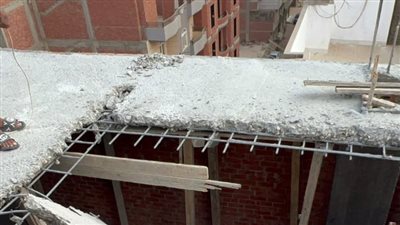 إزالة مخالفات بناء بطلخا وبطرة تشمل سقف الدور السادس وأعمدة منزل بالدور الأرضي بالدقهلية