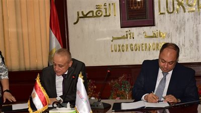 محافظ الأقصر ورئيس هيئة تنمية الصعيد يوقعان عقود 3 مجمعات صناعية