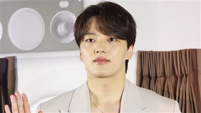 الممثل يو جين جو يبدأ خدمته العسكرية كجندي في 