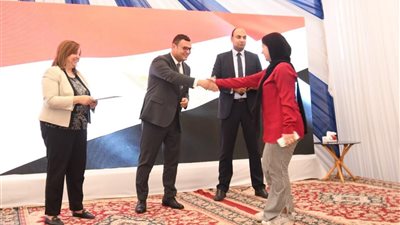 وزير الإسكان يُسلم عقود وحدات بمبادرة 