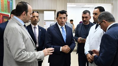 أشرف صبحى يطمئن على مصابي وزارة الرياضة بعد تعرضهم لحادث بطريق العاصمة الإدارية