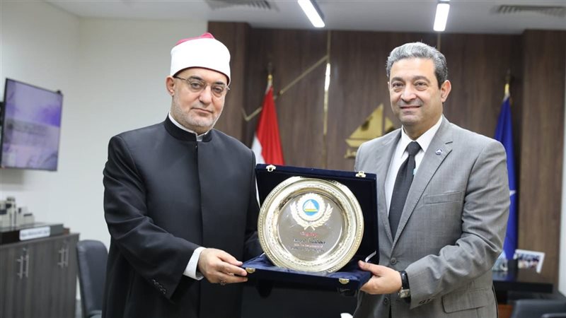 محافظ دمياط يستقبل
