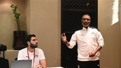 الكاس يلقي محاضرة فنية للاعبي منتخب الناشئين قبل مواجهة هايتي (صور)