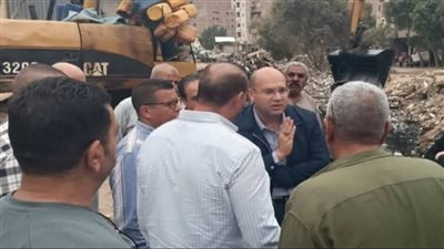 بعد شكوى الأهالي، نائب محافظ الجيزة يتابع أعمال تطهير مصرف أبو عوض بالهرم