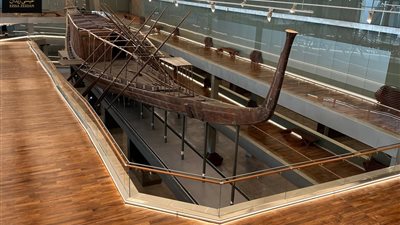 قبل عرضها أمام الجمهور، أول صور لمركب خوفو من مقرها الجديد بالمتحف المصري الكبير 